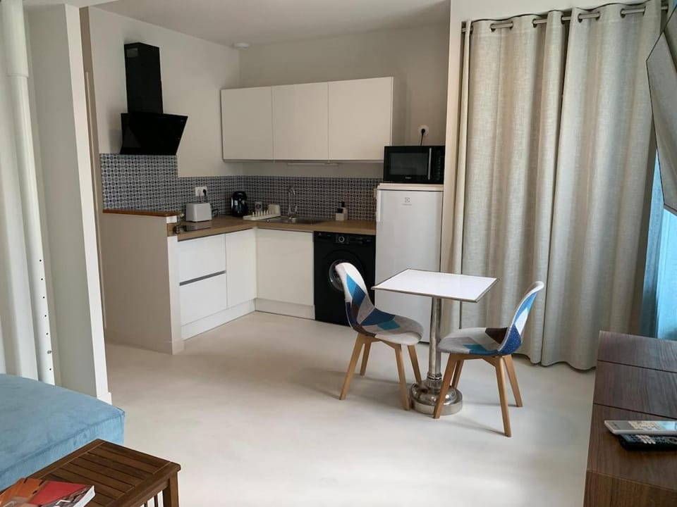 Kitchen or kitchenette, Dining area, oven, stove, toaster