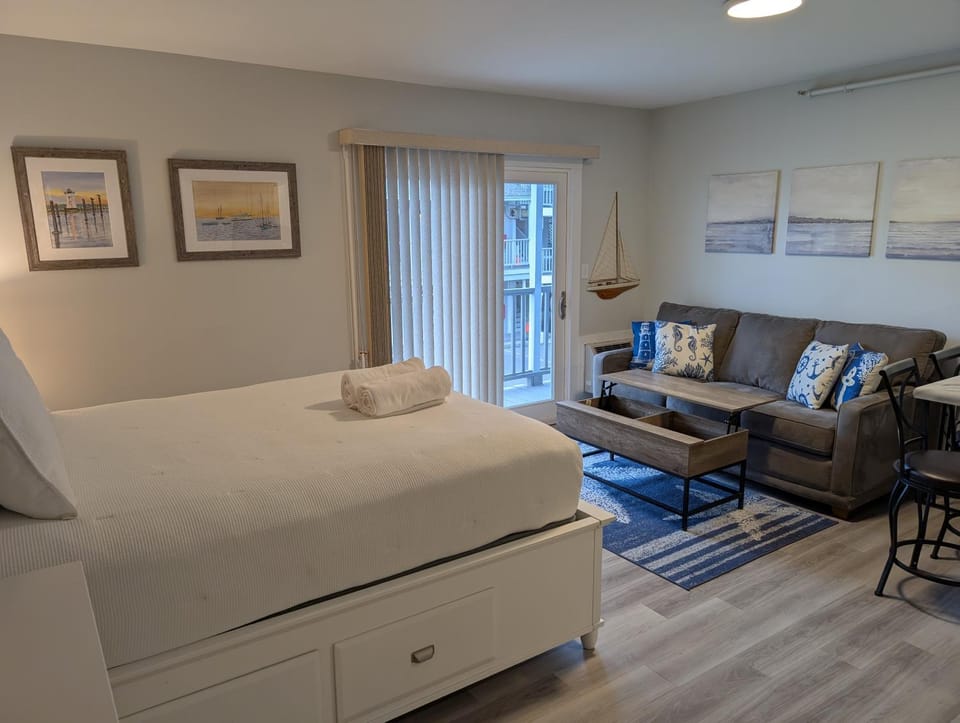 Couples Getaway, Hampton Beach Oceanview Studio Apartment in Hampton Beach