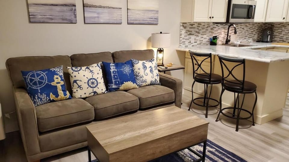 Couples Getaway, Hampton Beach Oceanview Studio Apartment in Hampton Beach