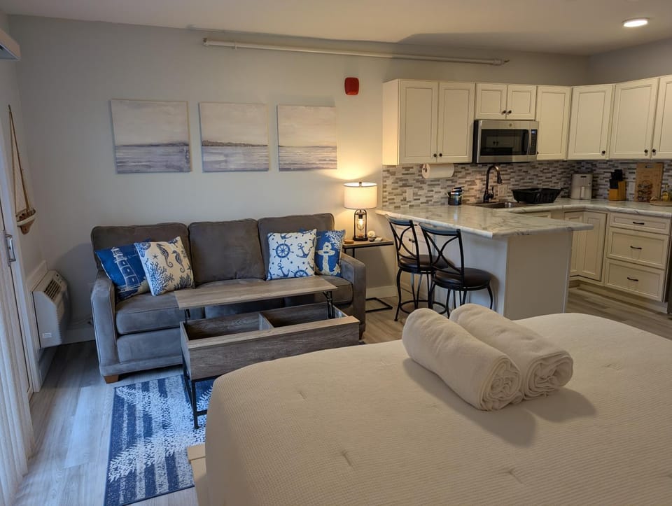 Couples Getaway, Hampton Beach Oceanview Studio Apartment in Hampton Beach