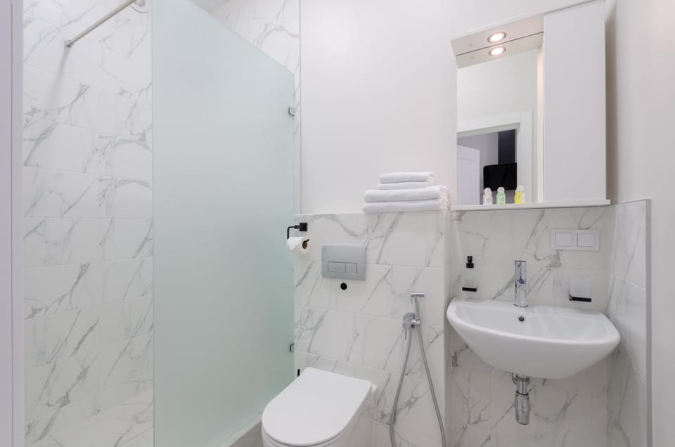Shower, Toilet, towels