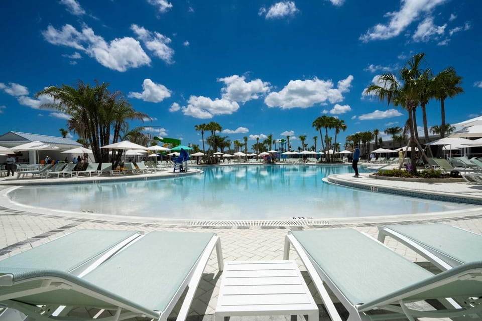 Day, Swimming pool, sunbed