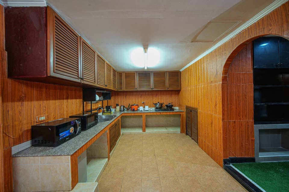 Kitchen or kitchenette, minibar, stove