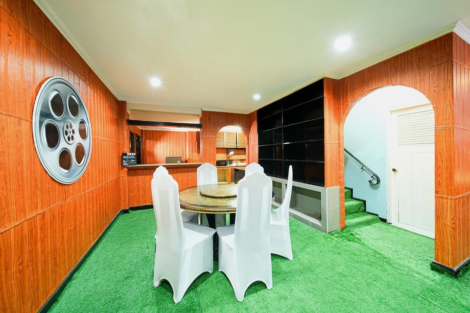TV and multimedia, Living room, Seating area, Dining area