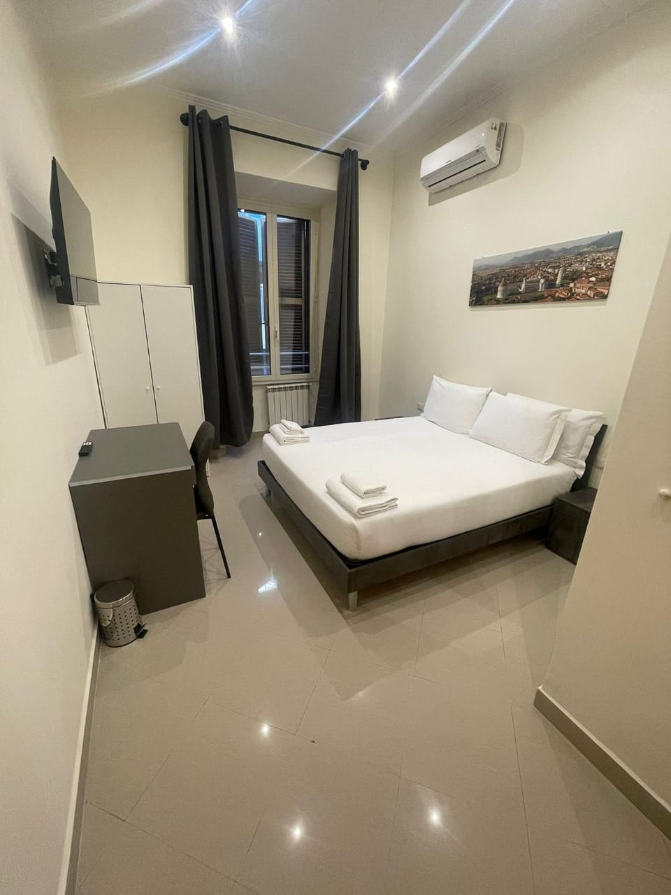 Bed, TV and multimedia, Photo of the whole room, Bedroom, air conditioner