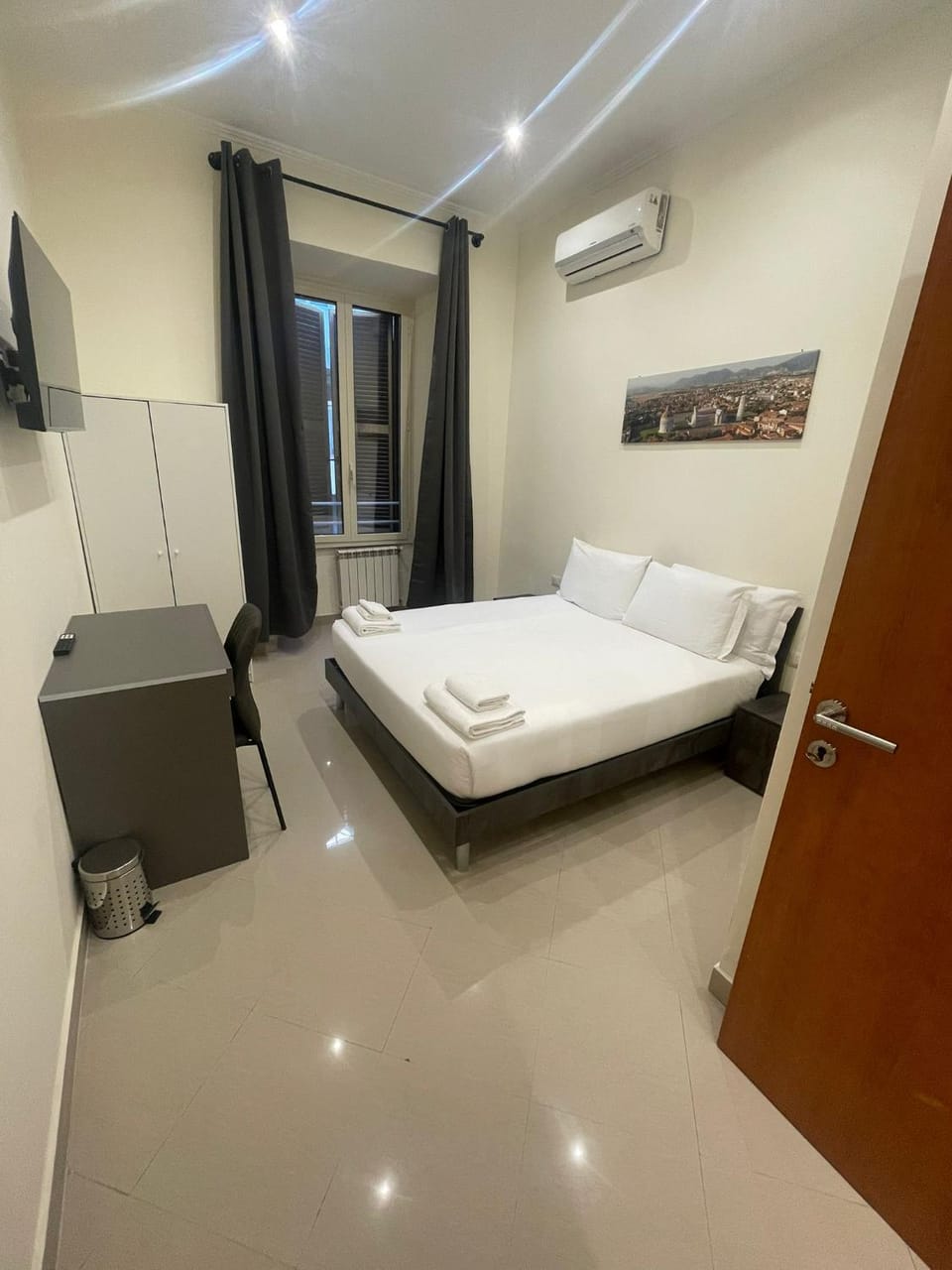 Bed, TV and multimedia, Bedroom, towels, air conditioner