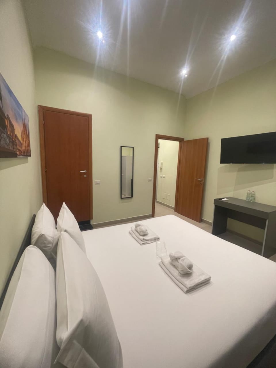 Bed, TV and multimedia, Photo of the whole room, Bedroom, towels, wardrobe