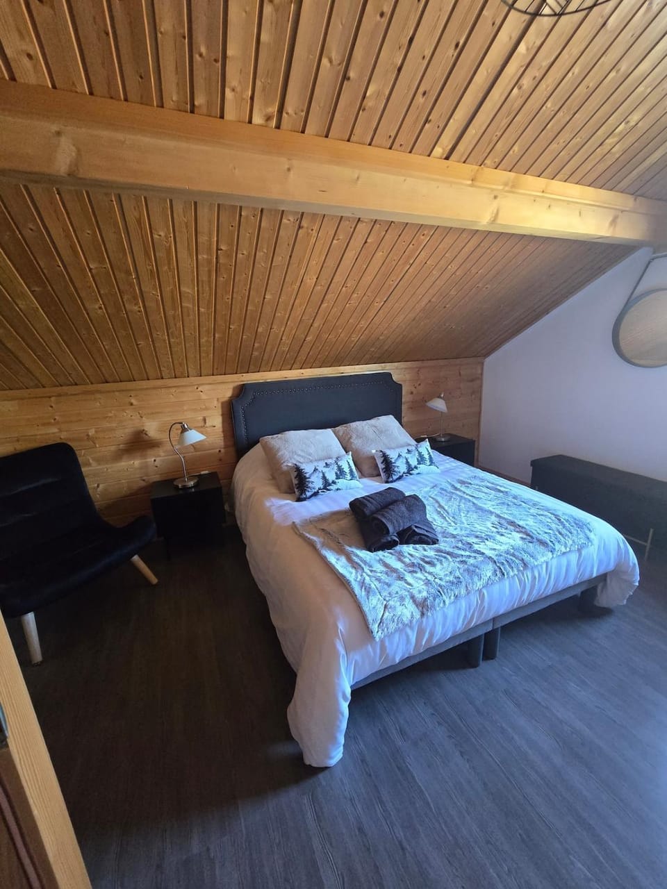 Bed, Photo of the whole room, Bedroom