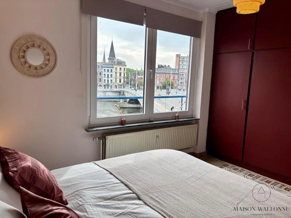 Bed, Photo of the whole room, City view