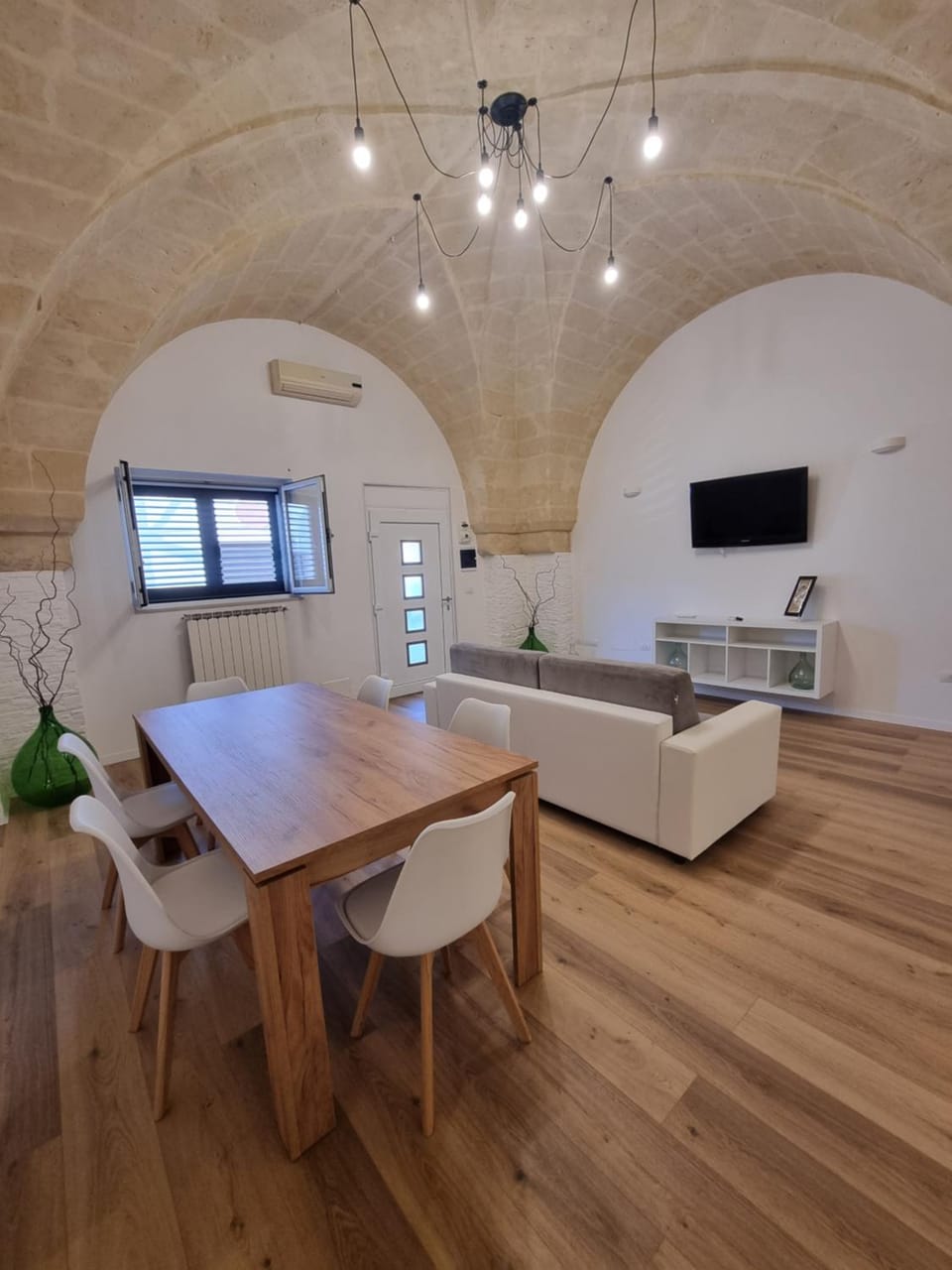 TV and multimedia, Living room, Seating area, Dining area