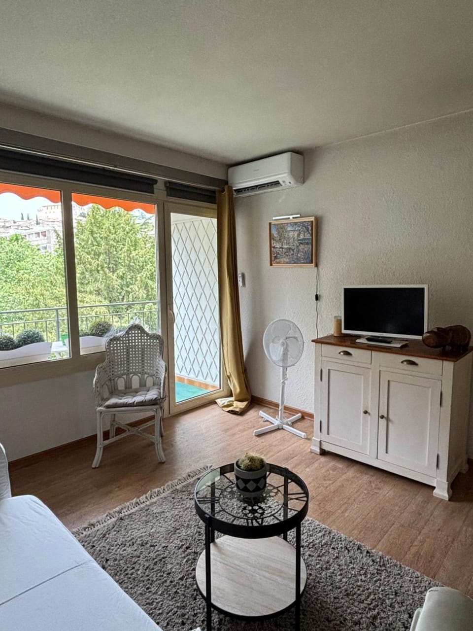Communal lounge/ TV room, Seating area, air conditioner