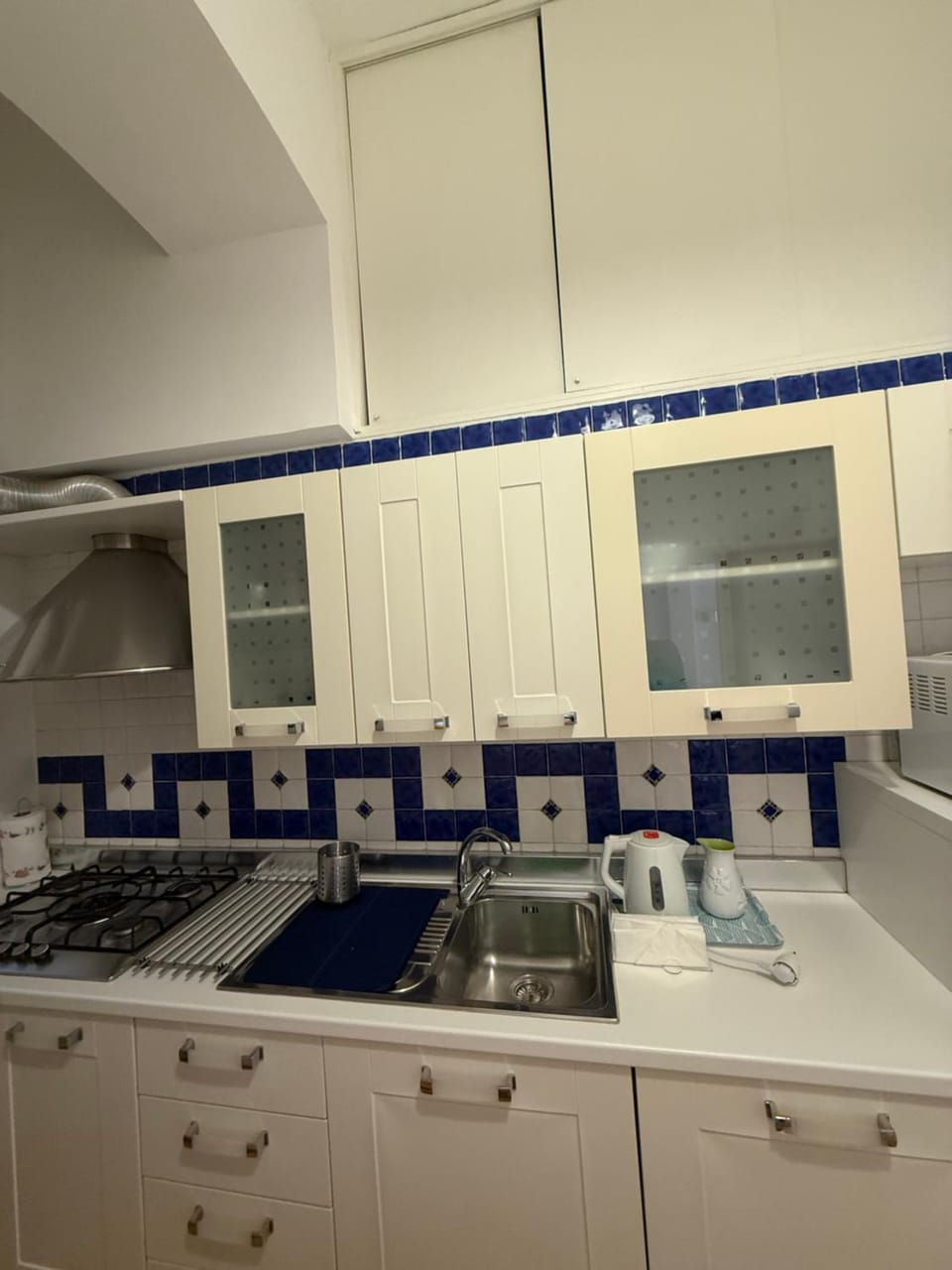 Kitchen or kitchenette, dishwasher, stove