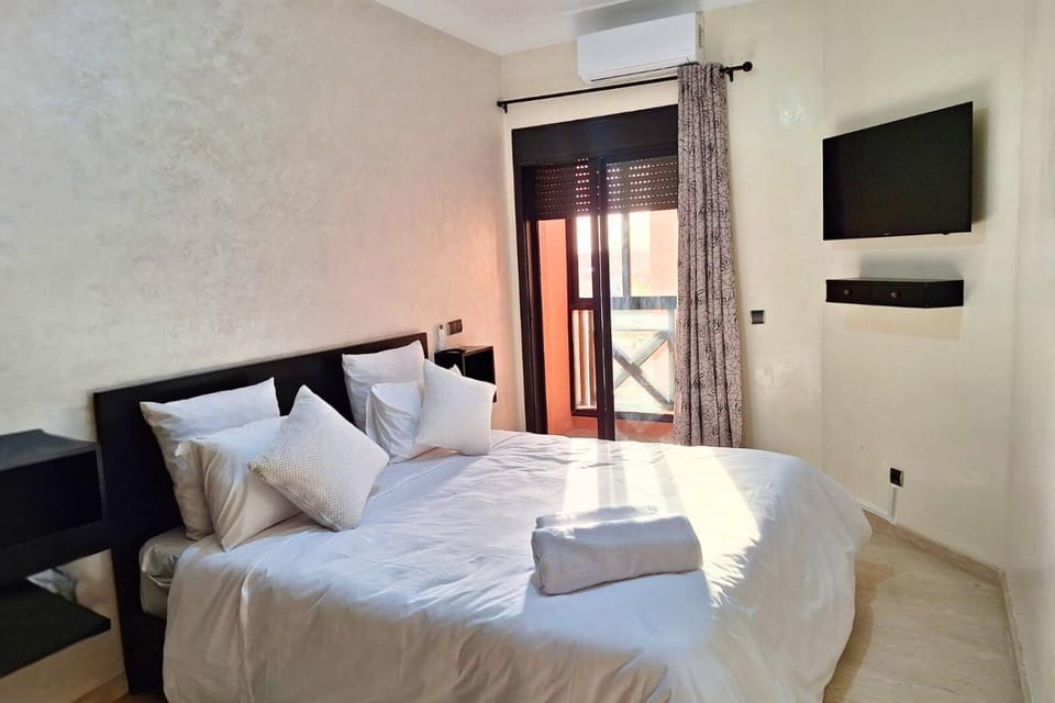 Bed, TV and multimedia, Photo of the whole room, towels, air conditioner
