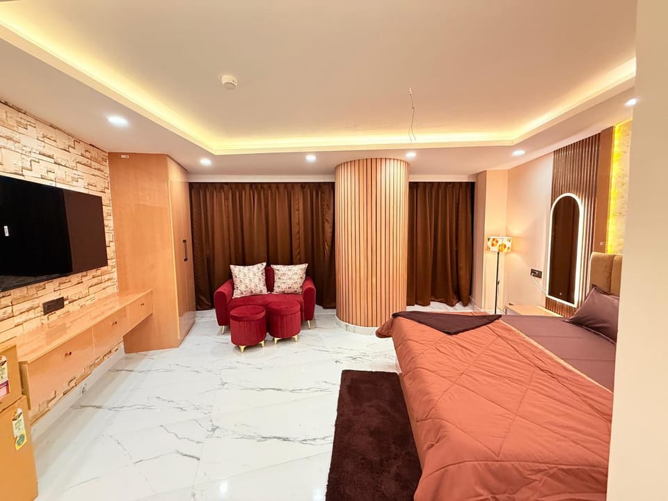 Luxury Stays by Chalo Chaley Apartment in Noida