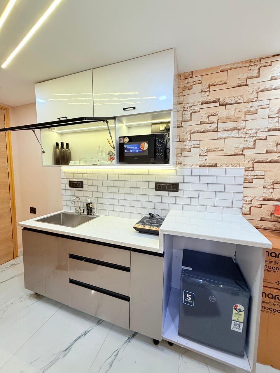 Luxury Stays by Chalo Chaley Apartment in Noida