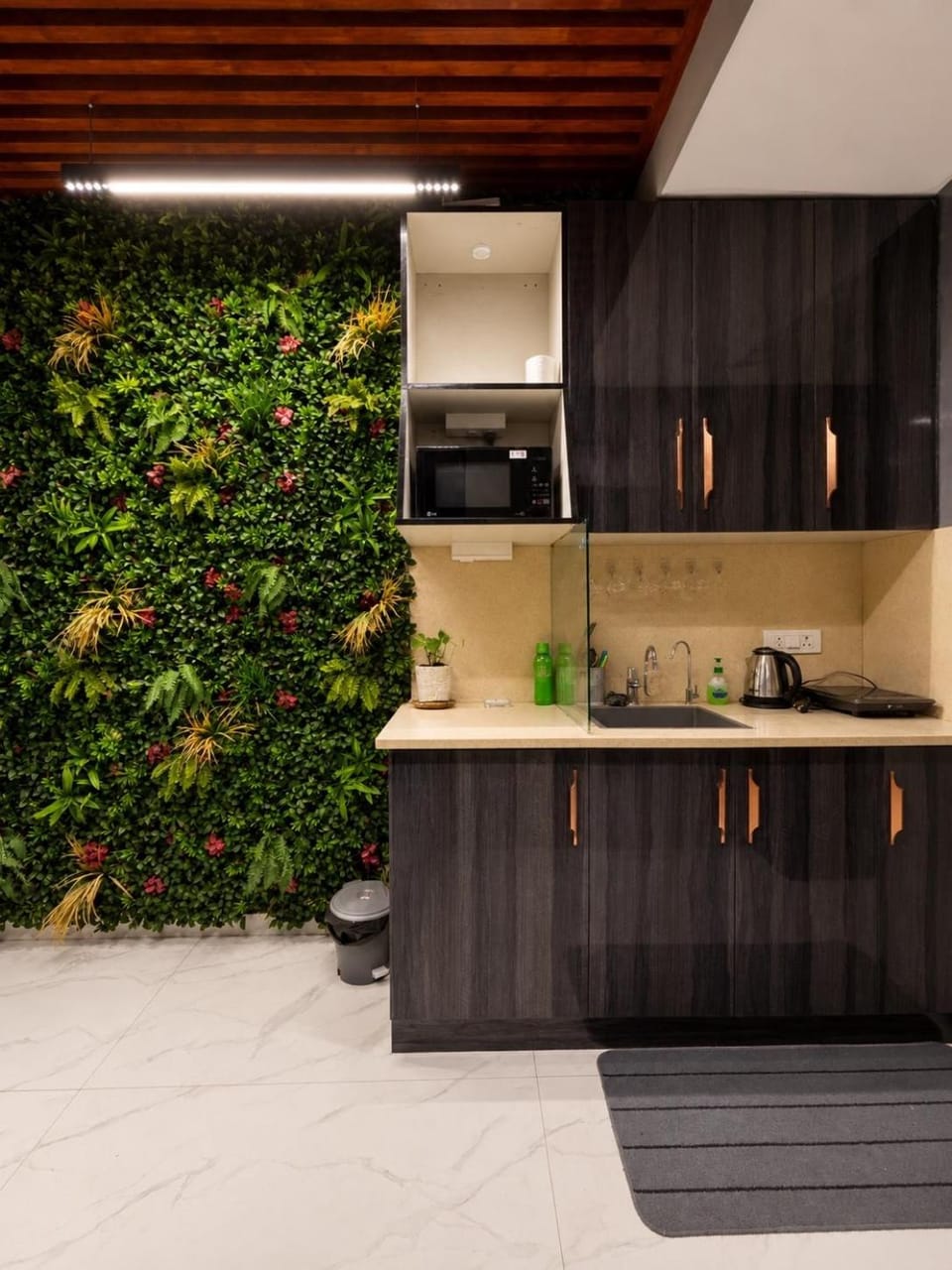 Luxury Stays by Chalo Chaley Apartment in Noida