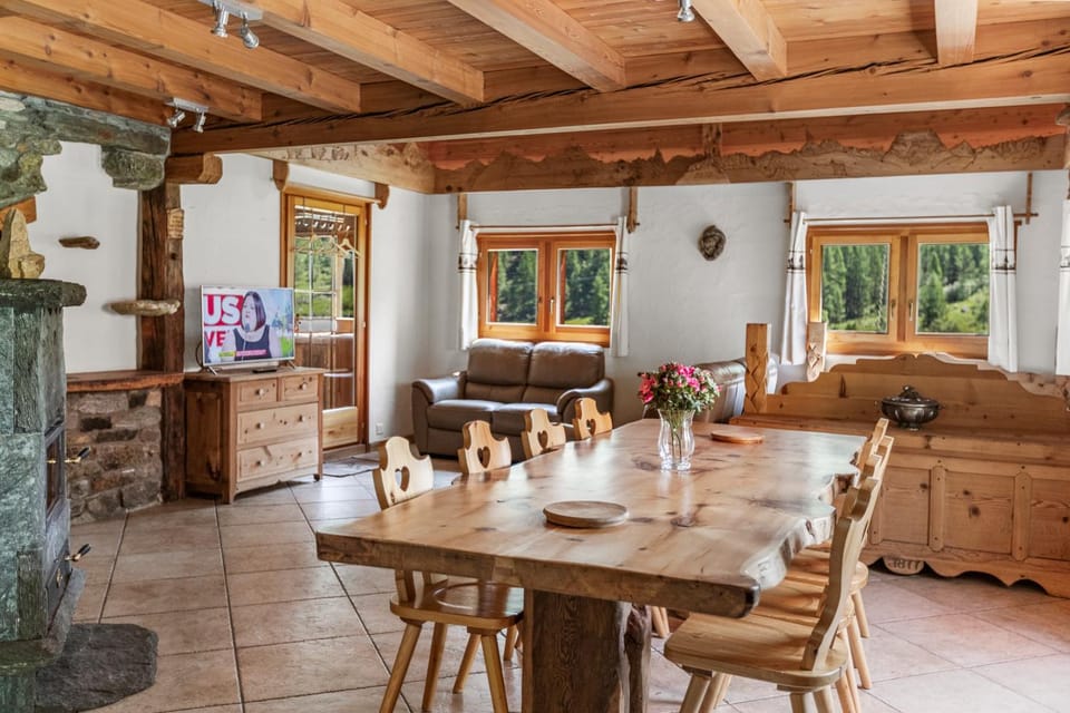 TV and multimedia, Living room, Seating area, Dining area, fireplace