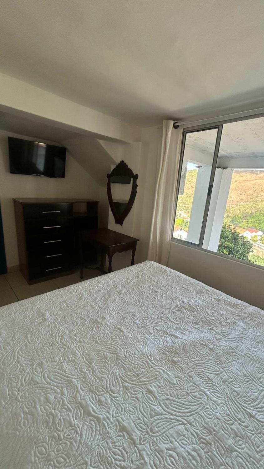 Acomodação Bicentenária - qrts parte baixa da casa - Rua Casa da Ópera Capsule hotel in Ouro Preto