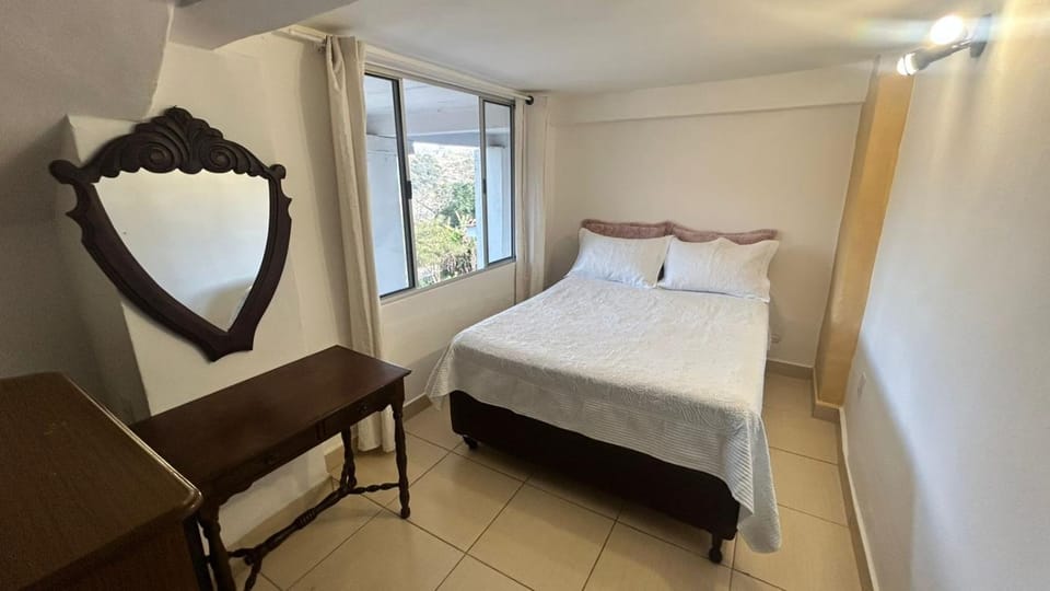 Acomodação Bicentenária - qrts parte baixa da casa - Rua Casa da Ópera Capsule hotel in Ouro Preto