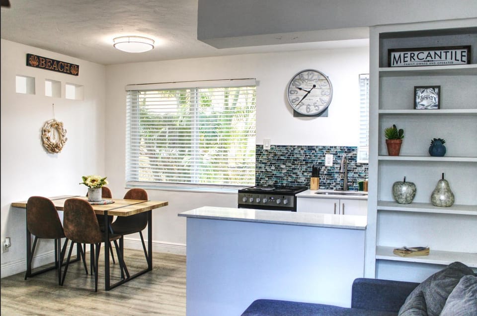 Kitchen or kitchenette, Living room, Seating area, Dining area