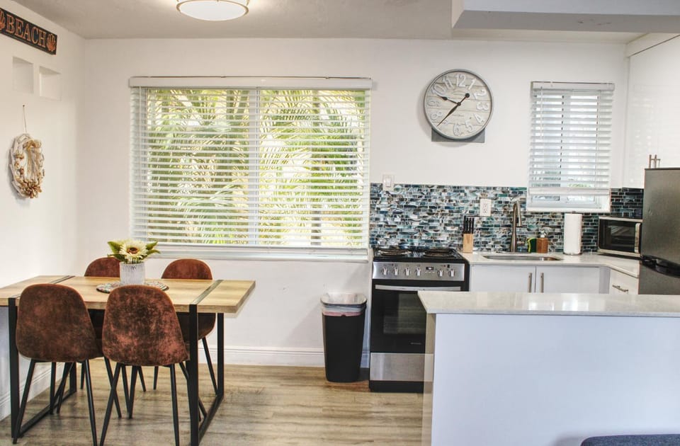 TV and multimedia, Kitchen or kitchenette, Living room, Seating area, Dining area, air conditioner