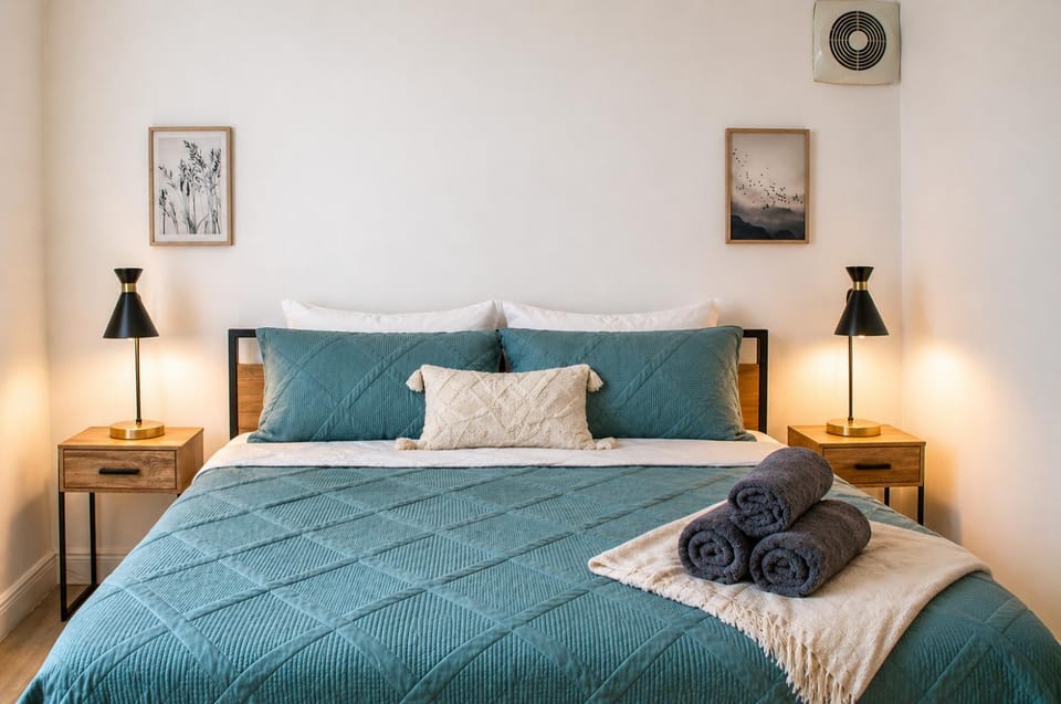 Bed, Photo of the whole room, Bedroom, towels