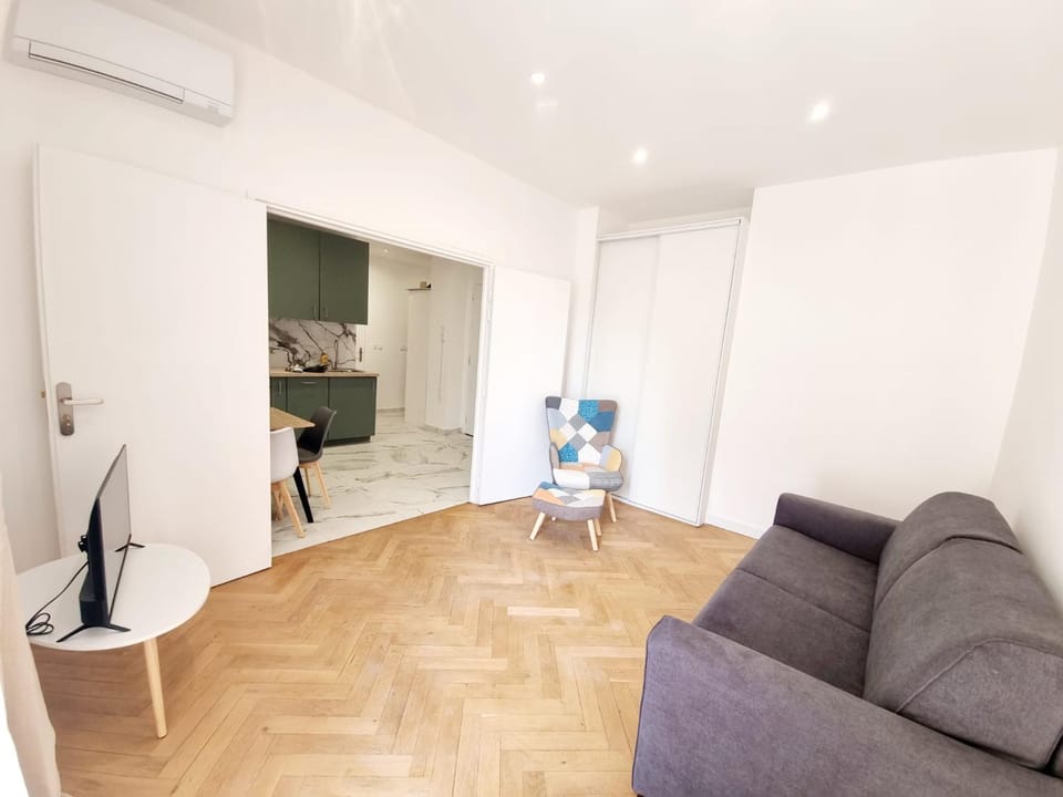 TV and multimedia, Living room, Seating area, air conditioner