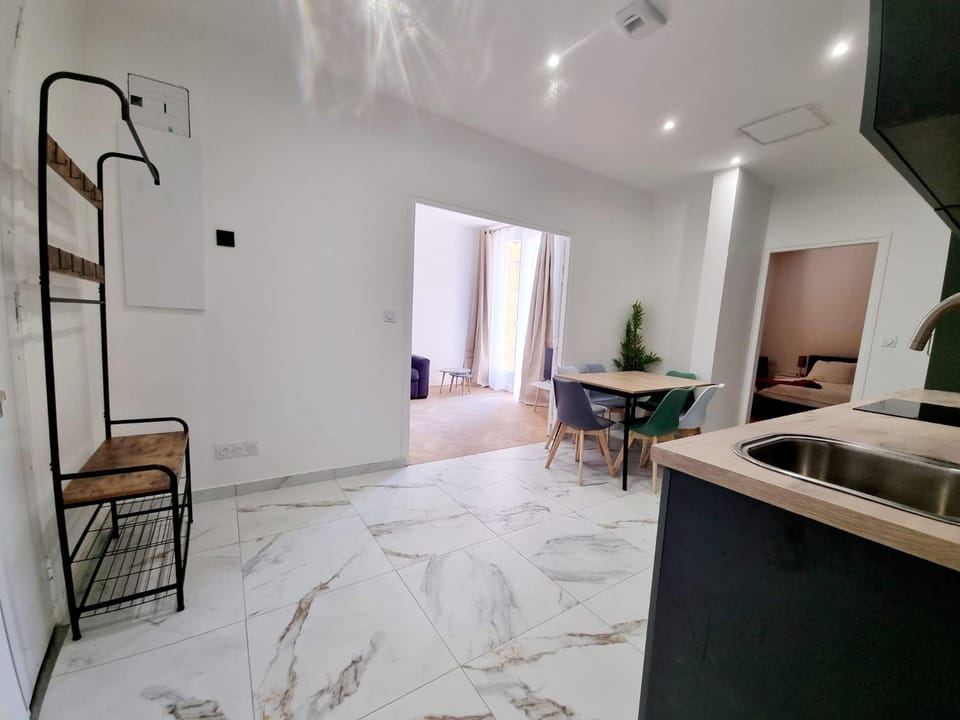 Kitchen or kitchenette, Seating area