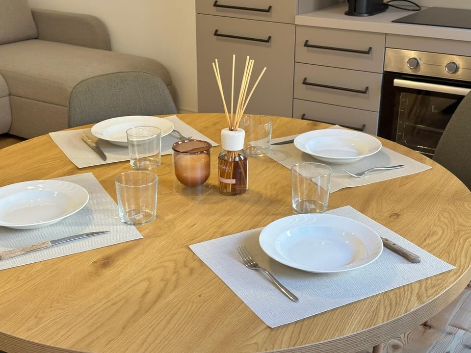 Kitchen or kitchenette, Food and drinks, Dining area, Food