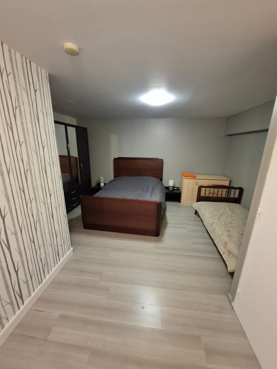 Toilet, Bed, Night, Coffee/tea facilities, Bedroom, cot, washing machine