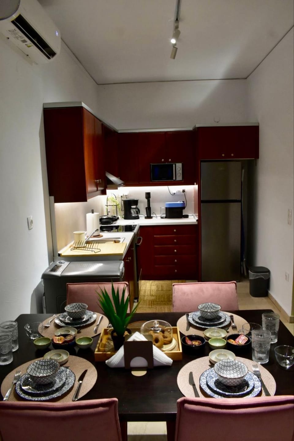 Coffee/tea facilities, Kitchen or kitchenette, Dining area, oven, stove