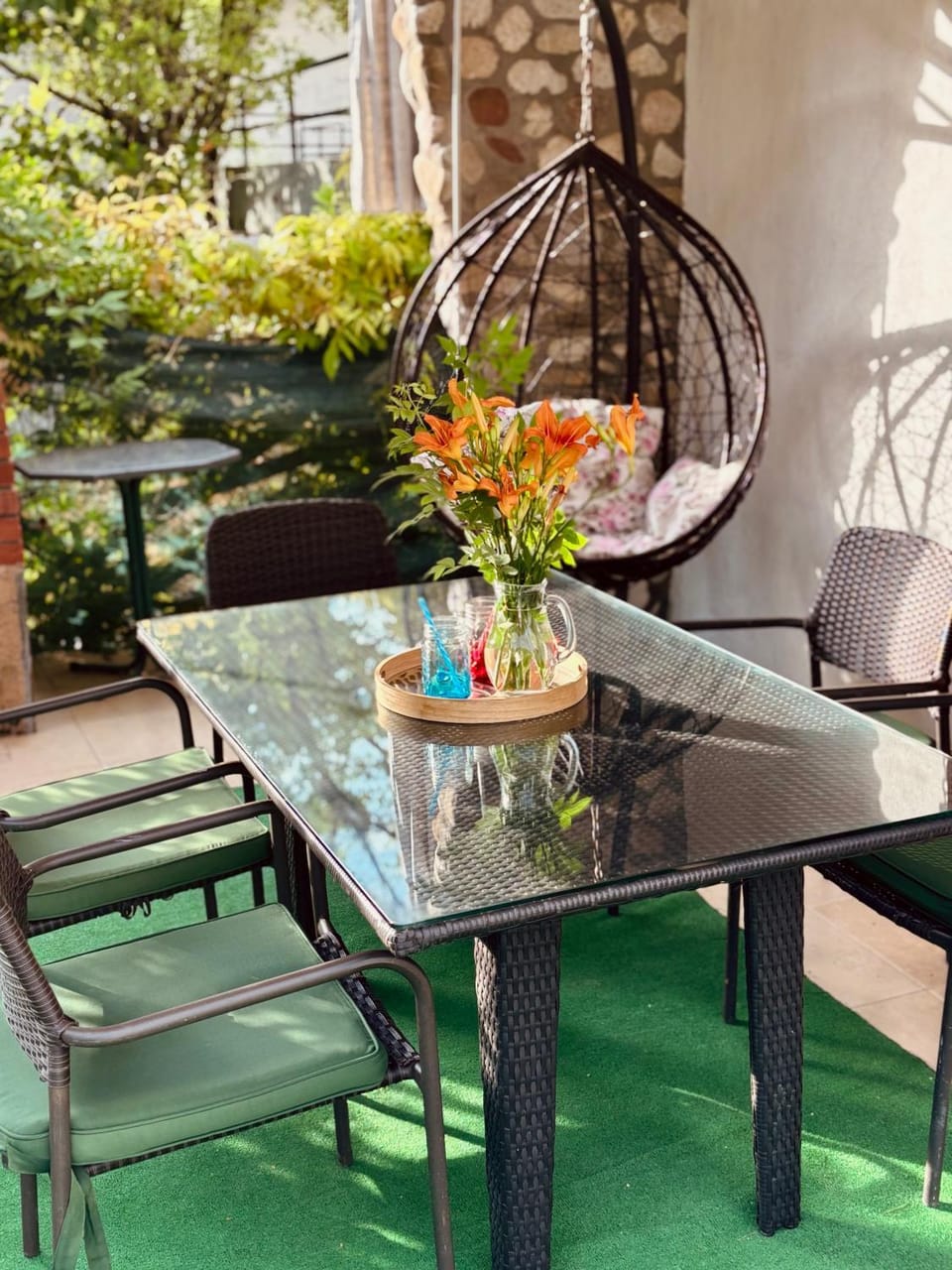 Garden, Food and drinks, Seating area, Dining area