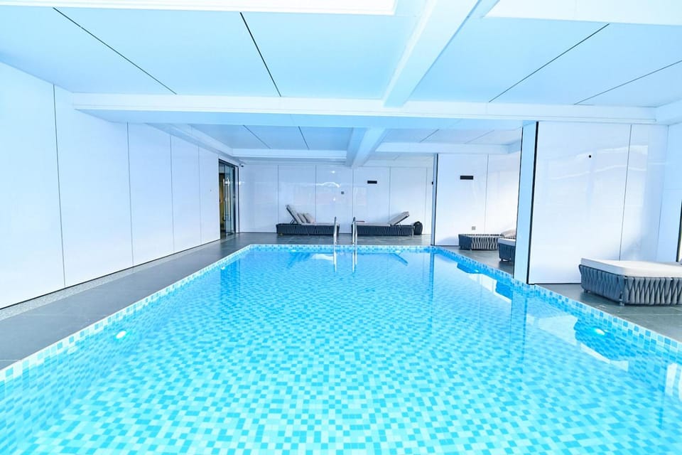 Pool view, Swimming pool, sunbed