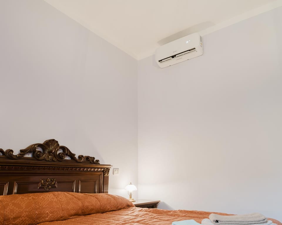Photo of the whole room, Bedroom, air conditioner