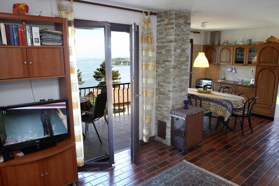 Kitchen or kitchenette, Seating area, Dining area