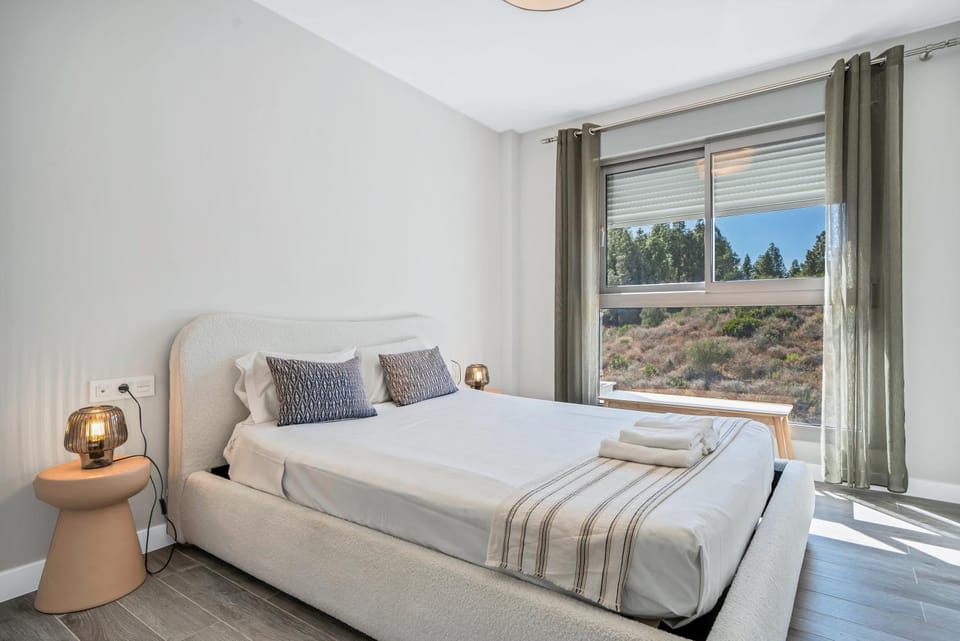 Bed, Natural landscape, Photo of the whole room, Bedroom