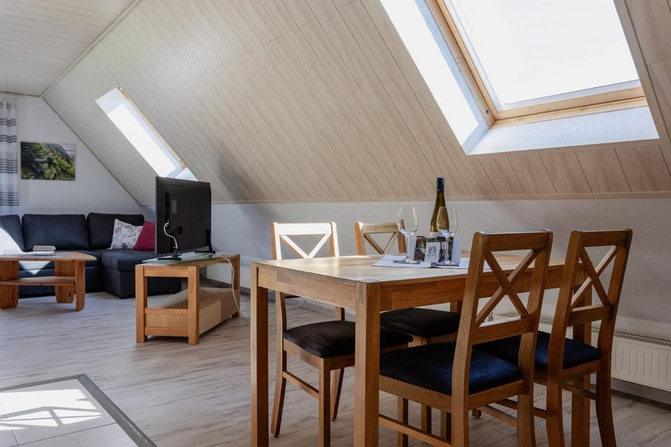 TV and multimedia, Living room, Seating area, Dining area