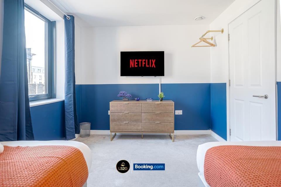 Bed, TV and multimedia, Photo of the whole room, Bedroom