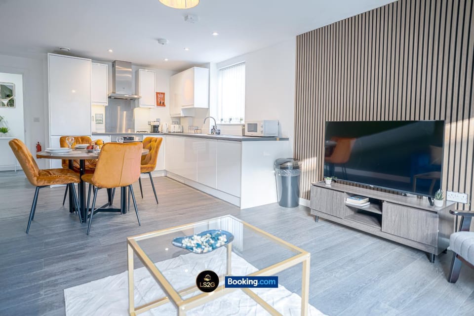 Communal lounge/ TV room, TV and multimedia, Kitchen or kitchenette, Living room, Seating area, Dining area, Evening entertainment, oven, stove