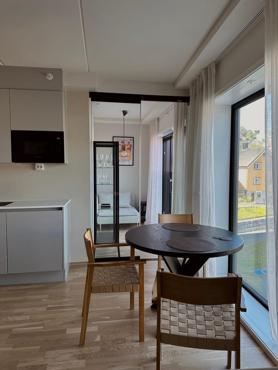 Kitchen or kitchenette, Dining area