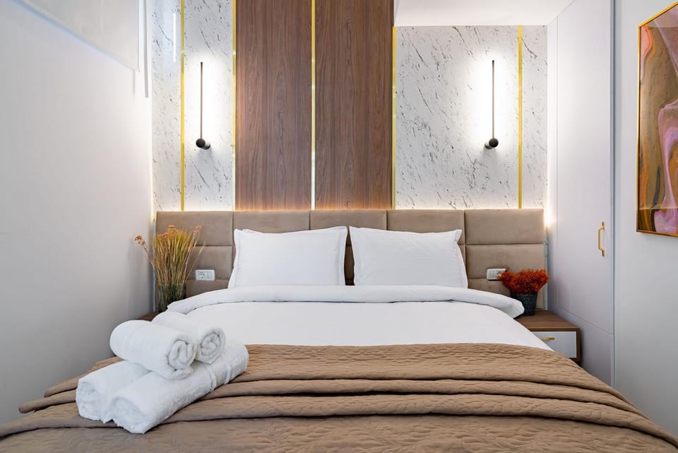 Bed, Photo of the whole room, Bedroom, towels
