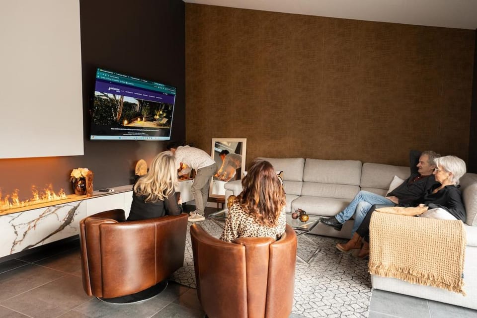 Communal lounge/ TV room, TV and multimedia, Living room, Seating area, Evening entertainment