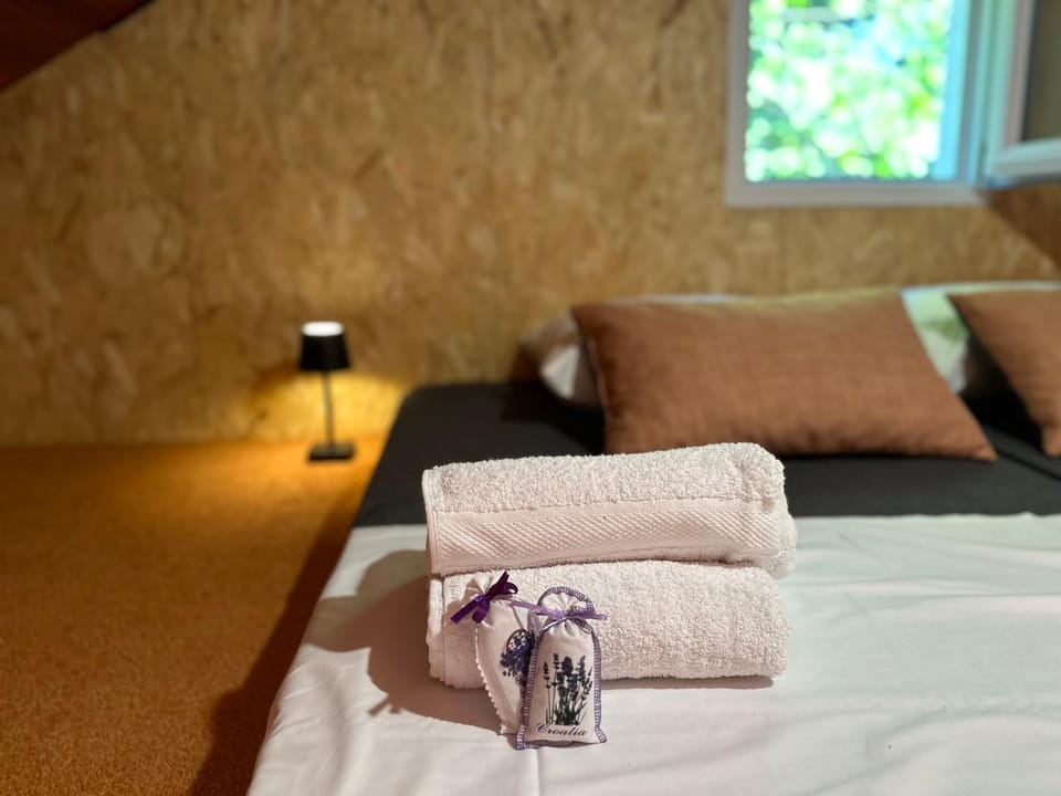Bed, Bedroom, towels