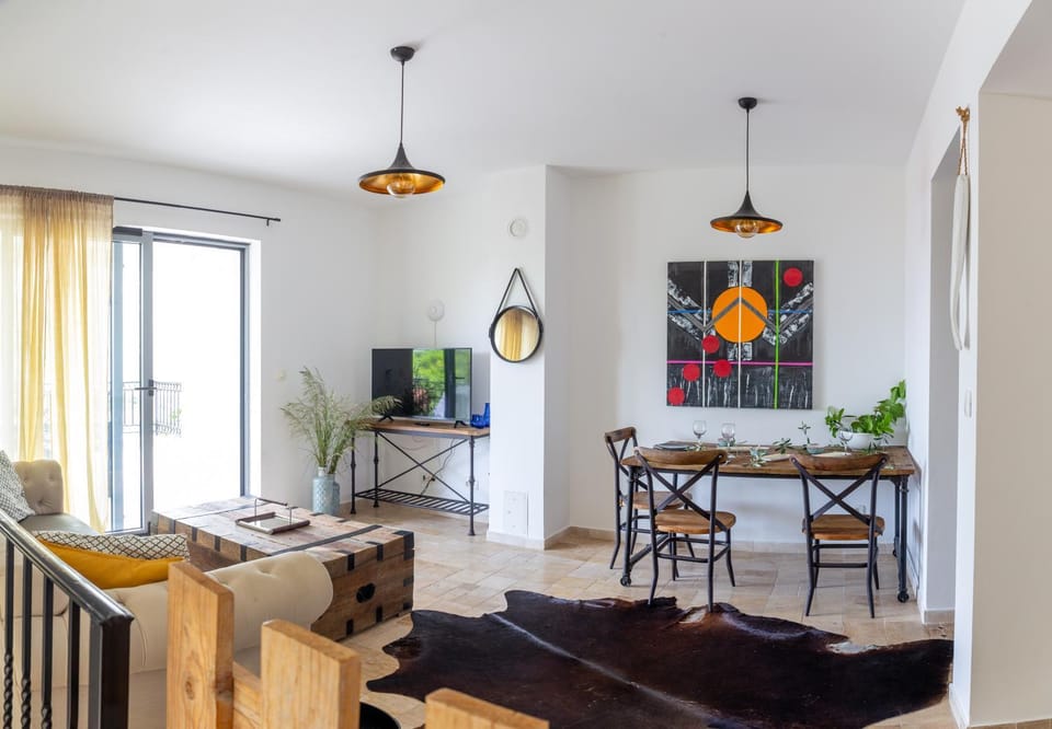 Kitchen or kitchenette, Living room, Seating area, Dining area