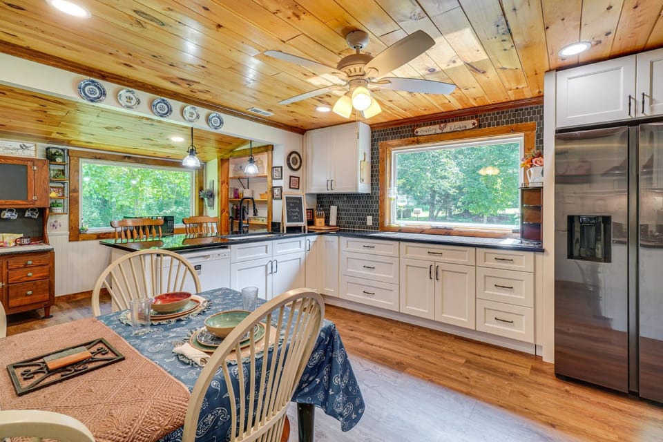 Riverfront Cabin - 6 Mi to Great Smoky Mtns NP! Cabin in Sevier County