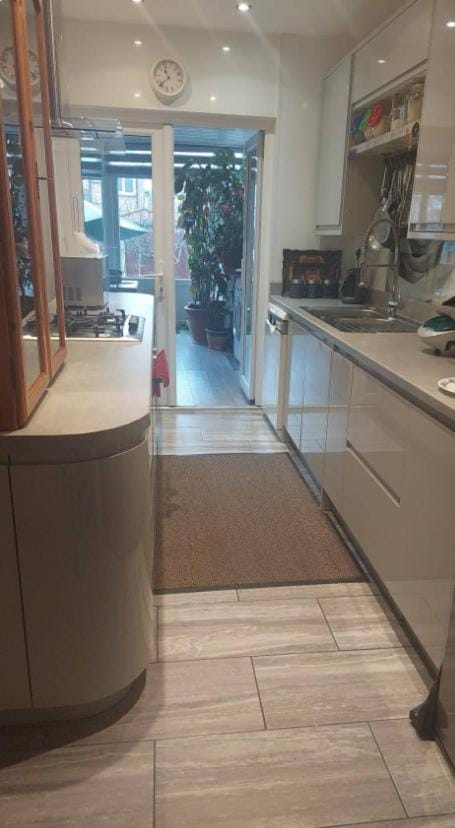 sisters family room up to 3 people Vacation rental in London