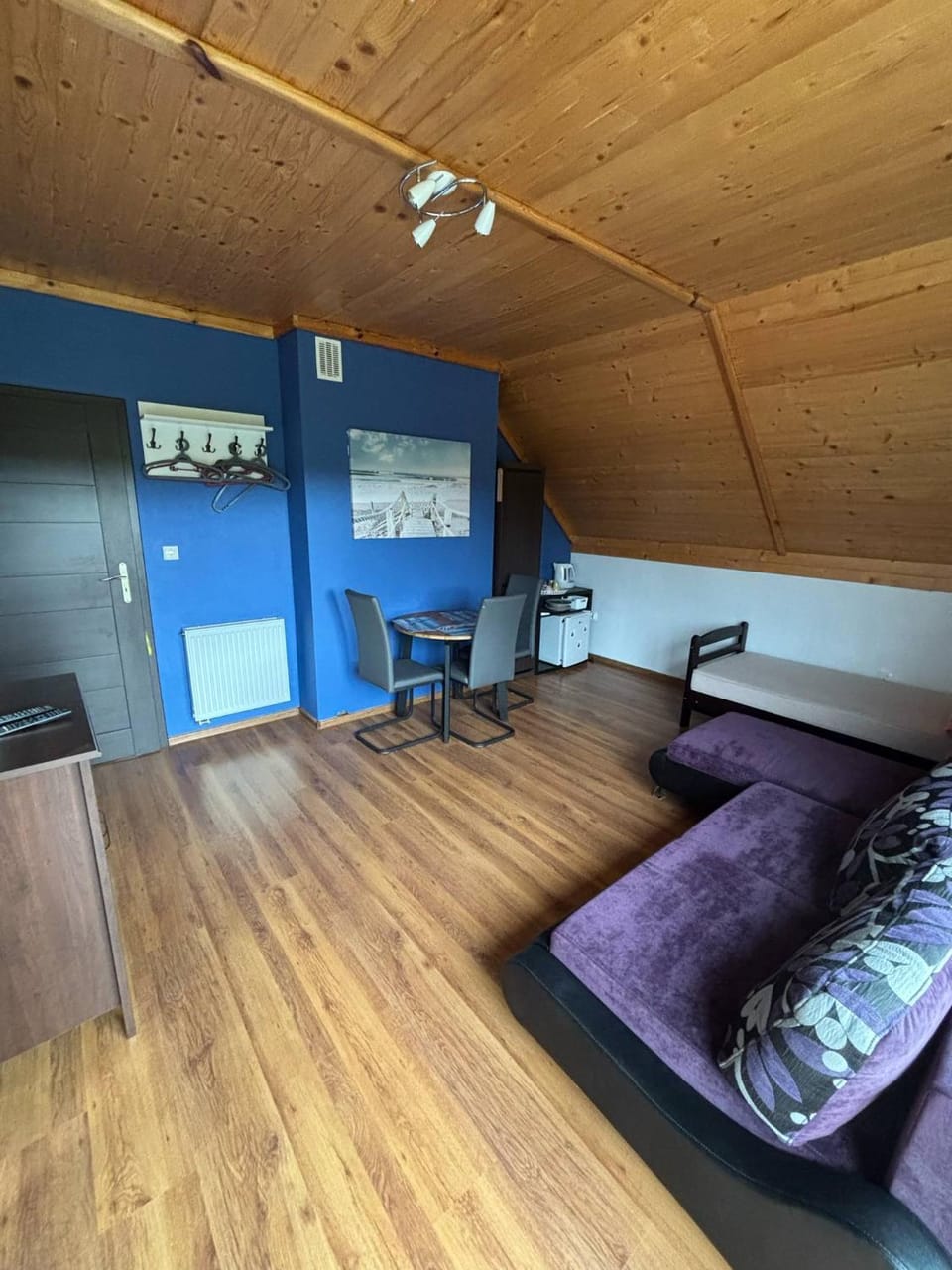 Bed, Living room, Photo of the whole room, Seating area
