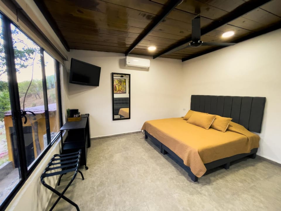 Bed, TV and multimedia, Photo of the whole room, Bedroom, air conditioner