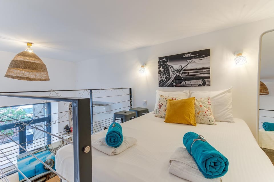 Bed, Bedroom, towels