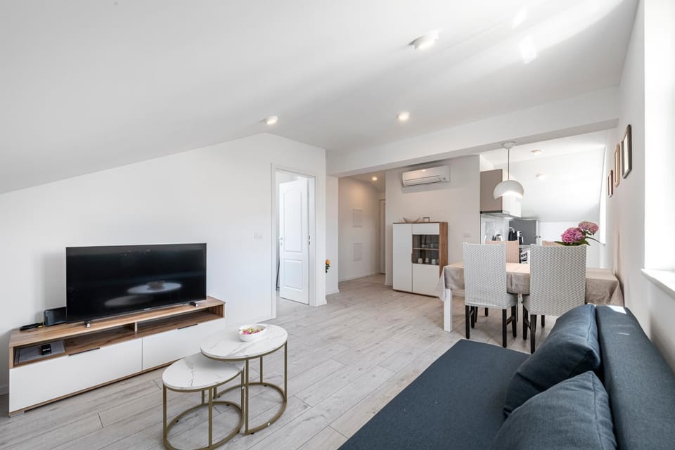 TV and multimedia, Living room, Seating area, Dining area